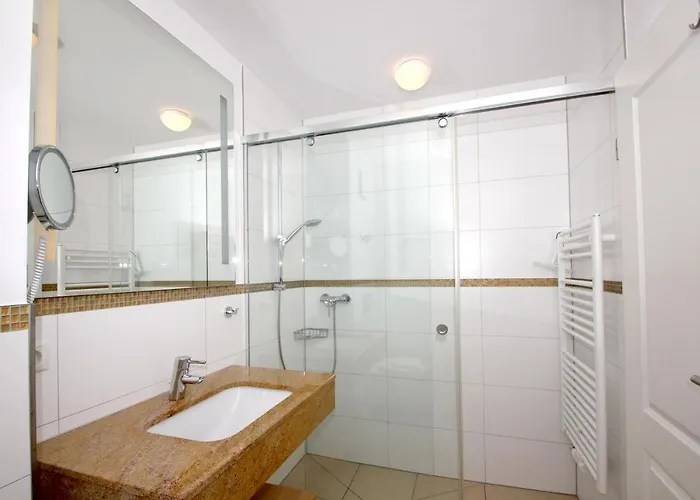 Strandnahe Mit Terrasse, Gratis Nutzung Vom Ahoi Erlebnisbad Und Sauna In Sellin - Rex Rugia 29-4 Lobbe